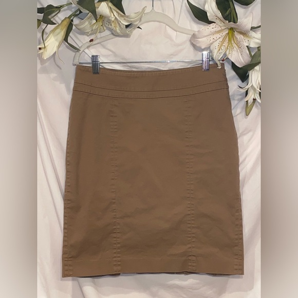 Loft. Size 6. Khaki above the knee business casual skirt. - Picture 1 of 4